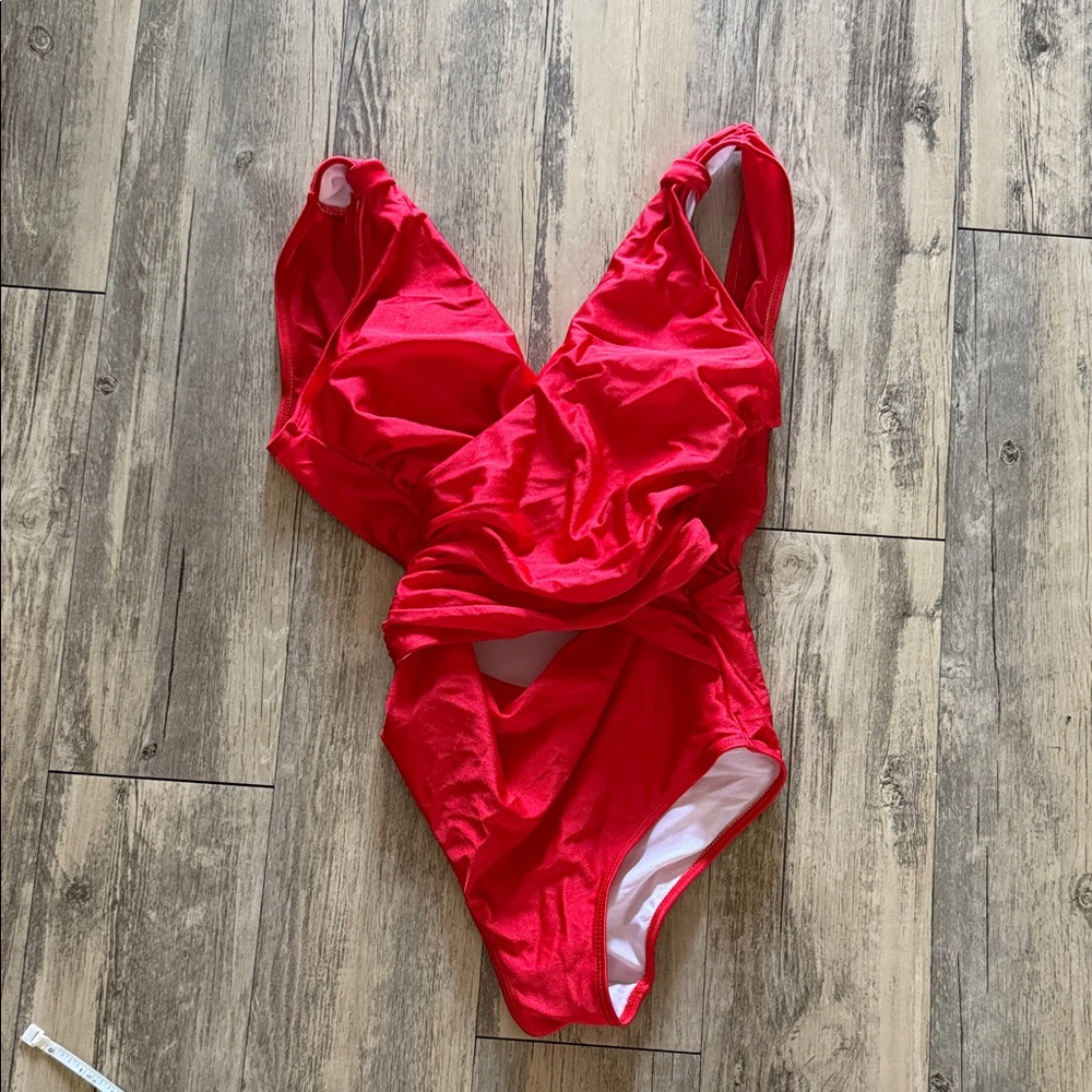 ☀️Red One-Piece Swimsuit - Twist Front Cutout